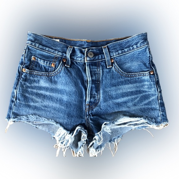 Women’s Levi’s Cut Off Shorts - Picture 2 of 9